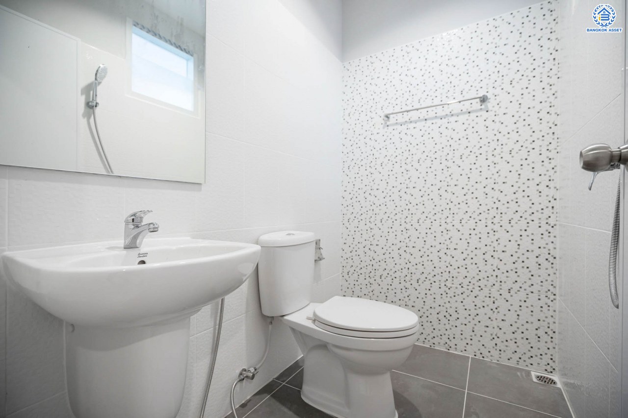 บ้านมือสองตกแต่งใหม่ โครงการ บ้านดุลิยานนท์ ติวานนท์ ทาวน์เฮ้าส์พร้อมอยู่ ราคาสุดคุ้ม! เนื้อที่ 16 ตร.ว. ฟังก์ชัน 2 ห้องนอน 2 ห้องน้ำ 1 ที่จอดรถ บนทำเลเชื่อมต่อเมือง ใกล้รถไฟฟ้าสายสีชมพู "สถานีสามัคคี" และจุดขึ้นทางด่วน "งามวงศ์วาน"